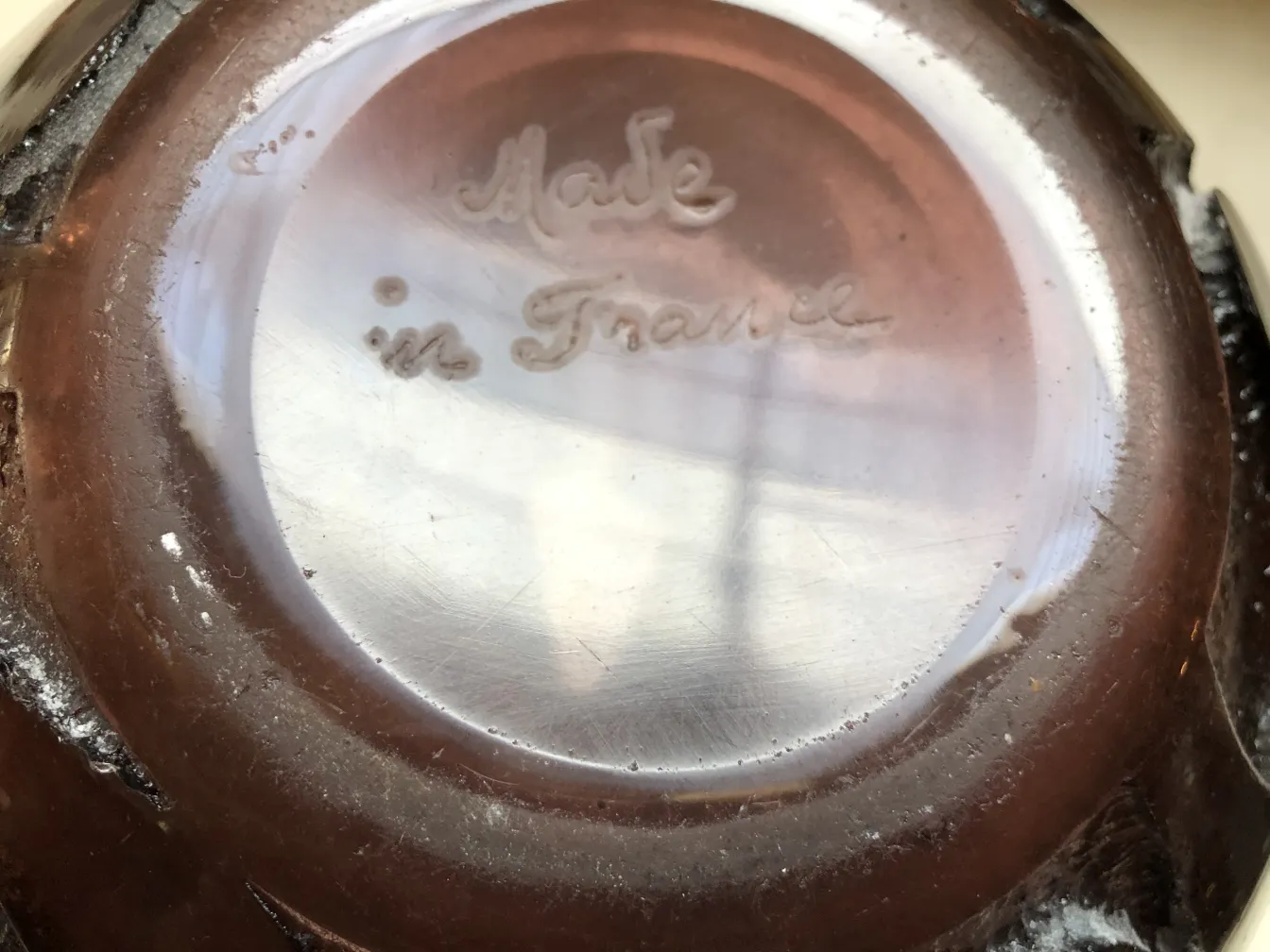 Vue inférieure d'un verre signé Degué, antiquité française, avec inscription.