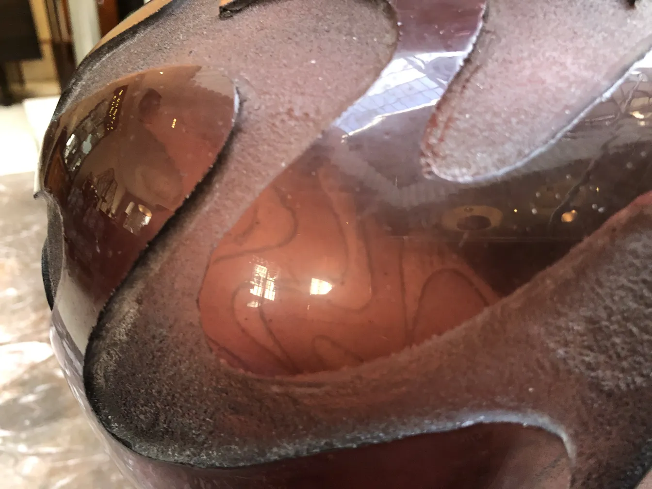 vidrio antiguo firmado Degué, formas y reflejos únicos, ambiente elegante