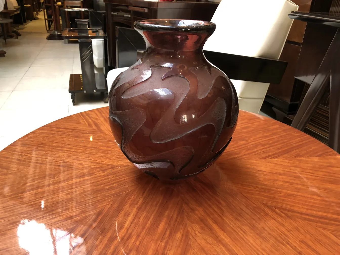 Vaso in vetro con firma Degué, forma decorativa, ambiente antico.