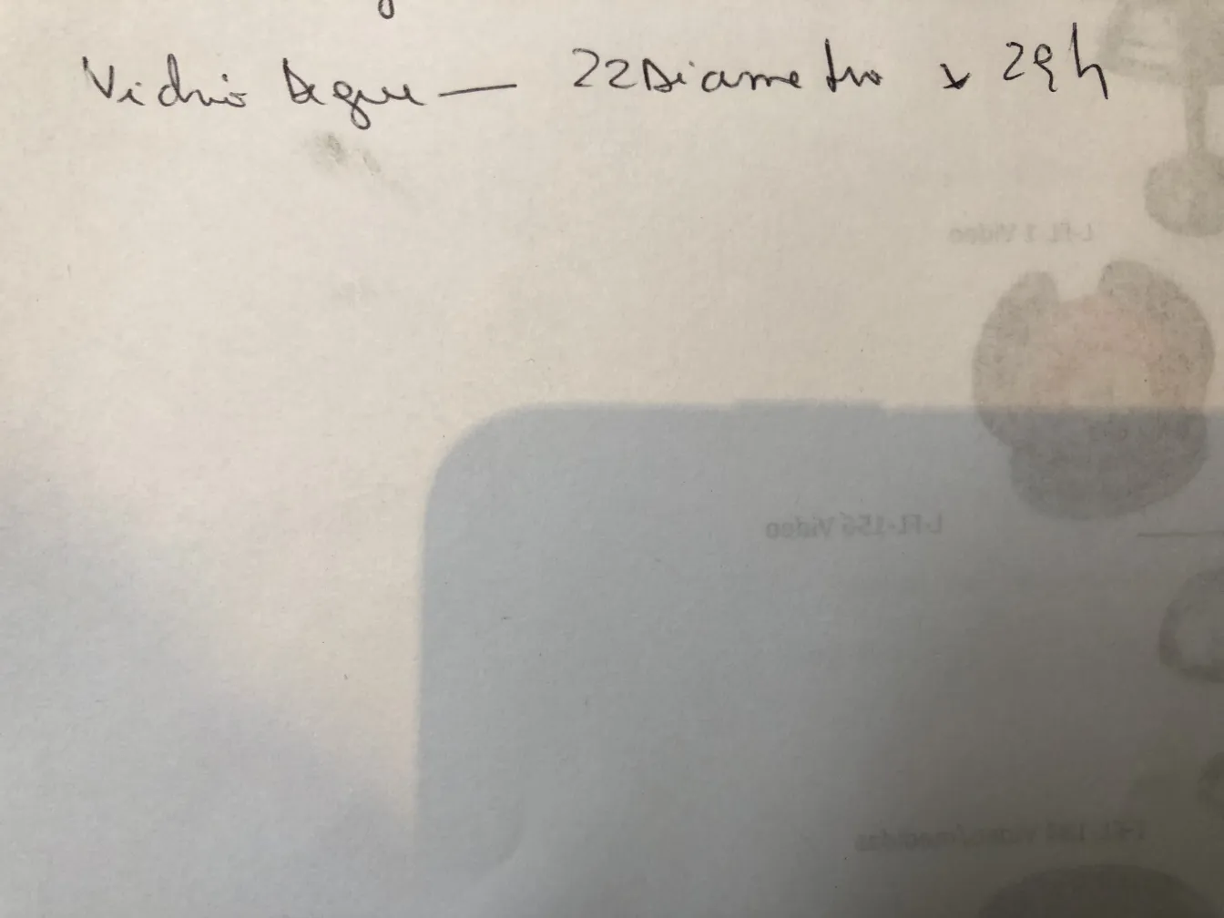 Vidro assinado Degué com detalhes antigos sobre fundo claro.