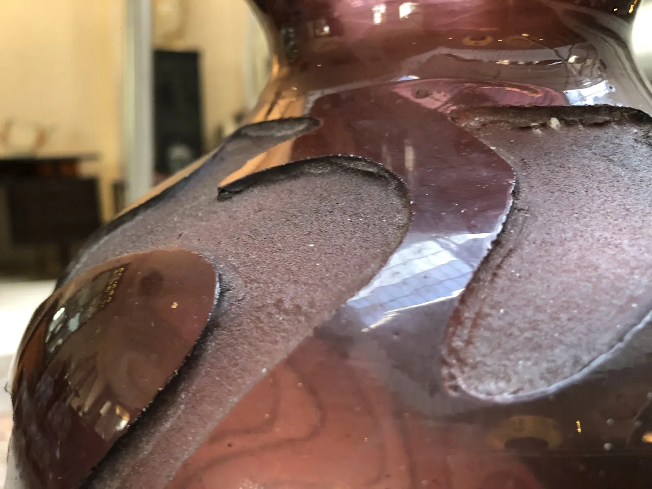 골동품 서명된 유리잔, 갈색 장식 요소가 있는