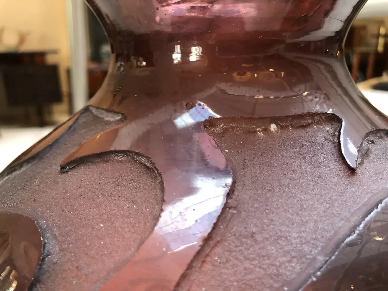 Présente un élégant verre signé Degué avec un design artistique, visible dans un cadre d'antiquités.