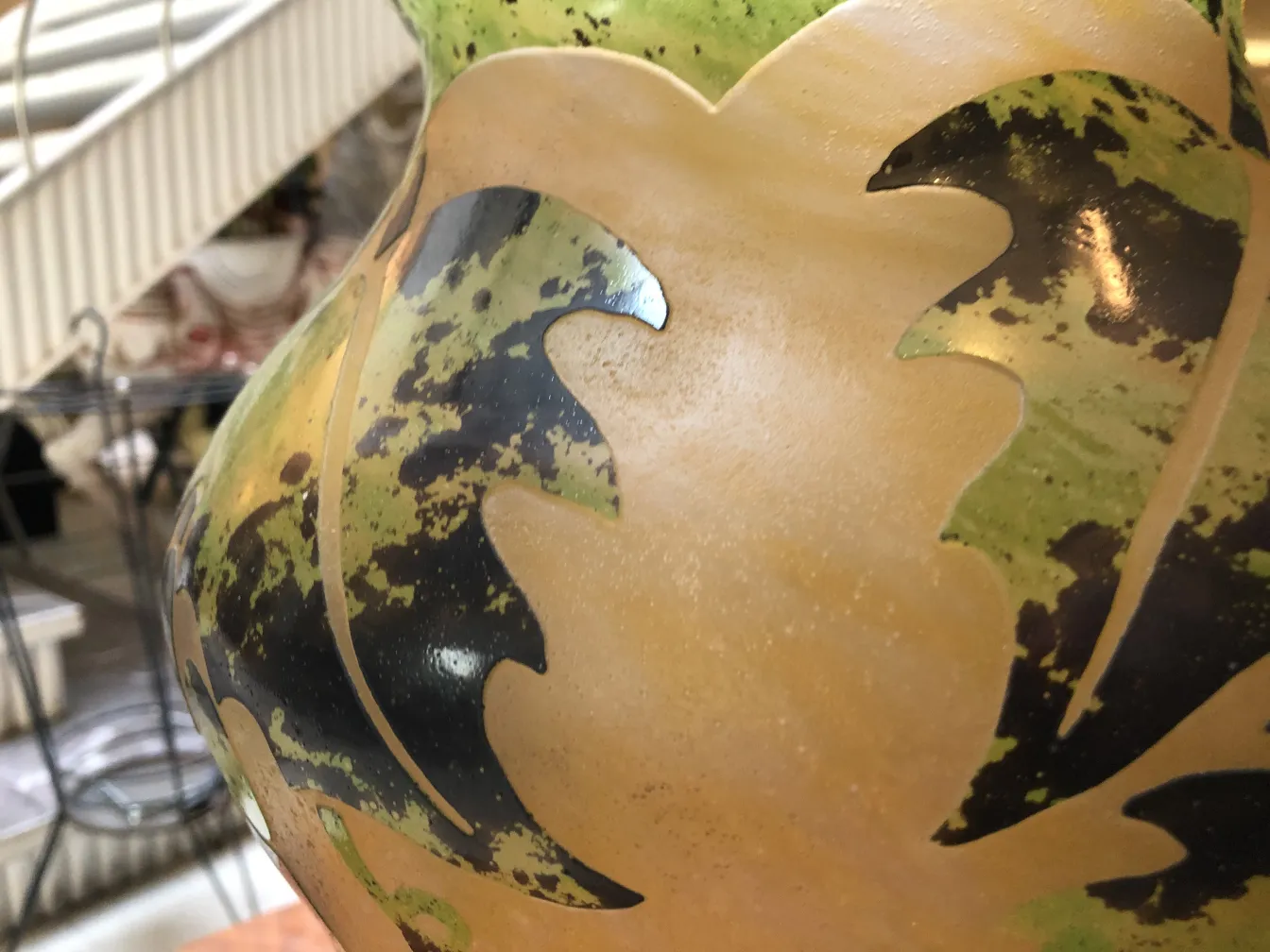 signiertes glas degué mit dekorativem design in grün und schwarz!