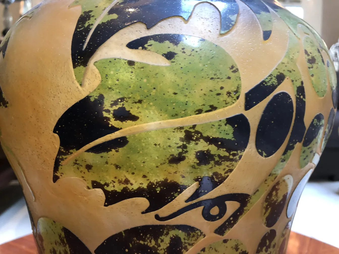 Antikes signiertes Glas mit grünen und schwarzen Mustern.