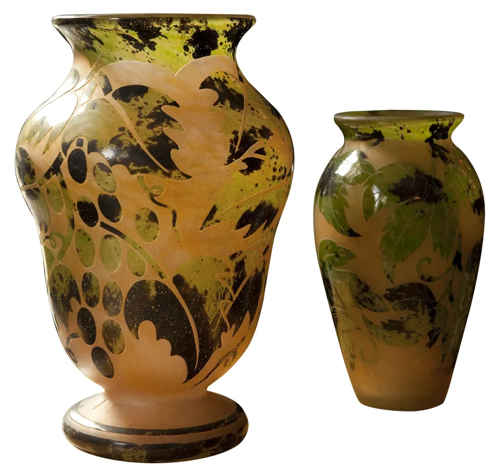 deux vases anciens décorés de feuilles et de raisins, style Degué