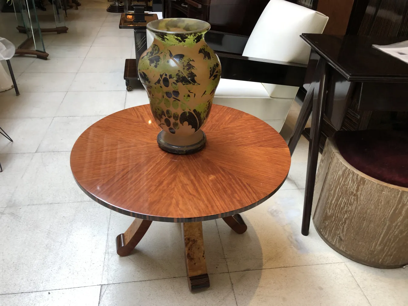 Dekoratives signiertes Glas Degué auf einem runden Holztisch