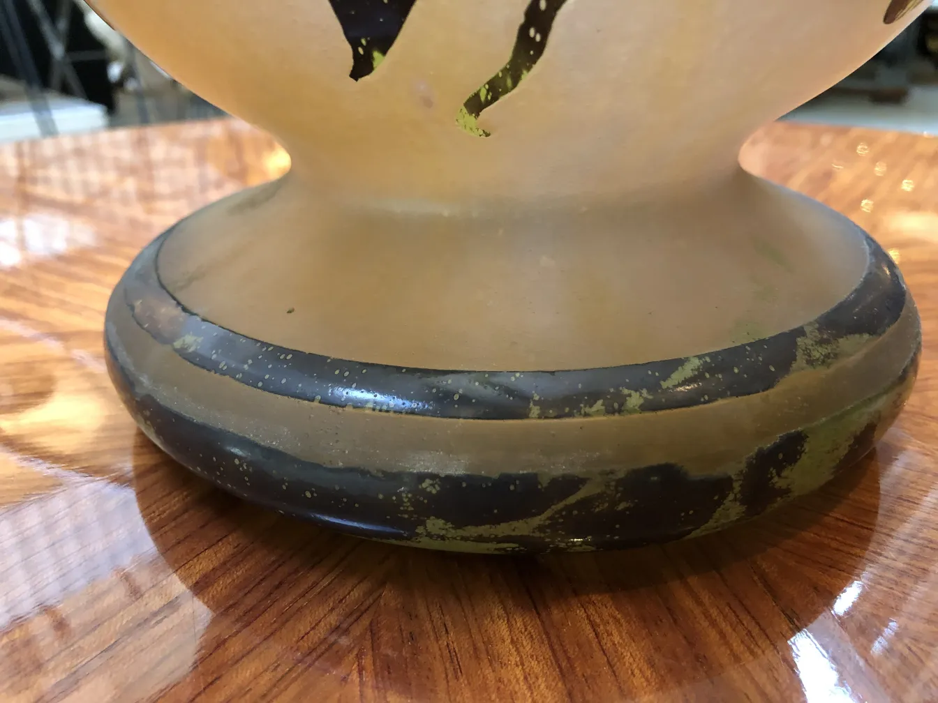 Base d'un verre ancien signé Degué avec des décorations dorées