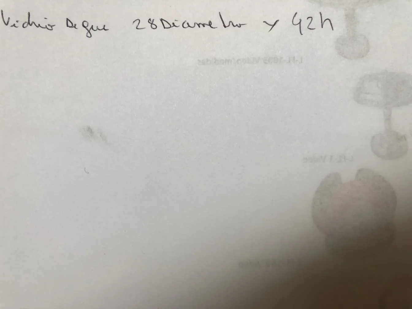 Vetro firmato da Degué in un ambiente antico, con dettagli sottili.