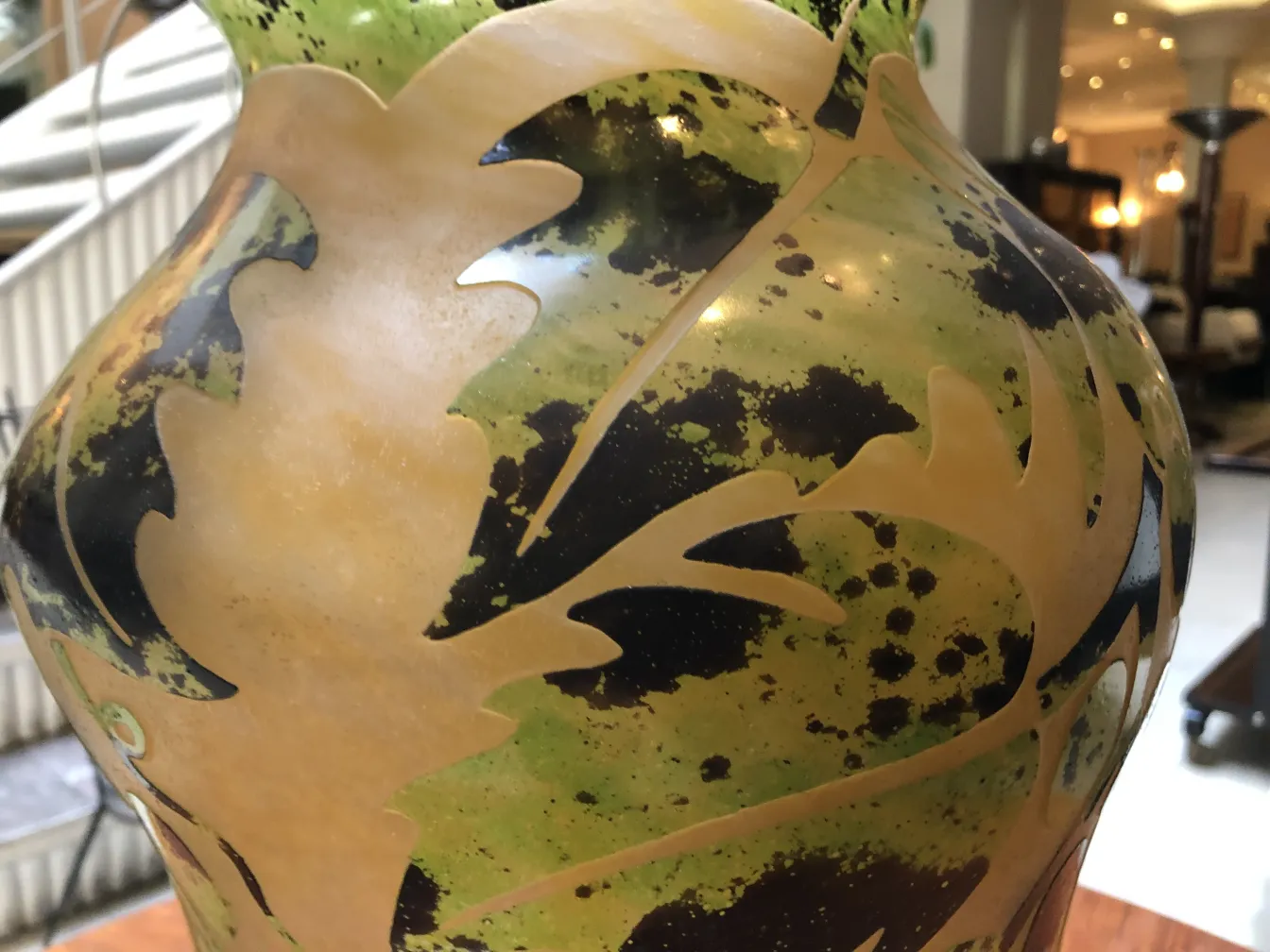 Vidrio antiguo firmado Degué con hojas en diseño