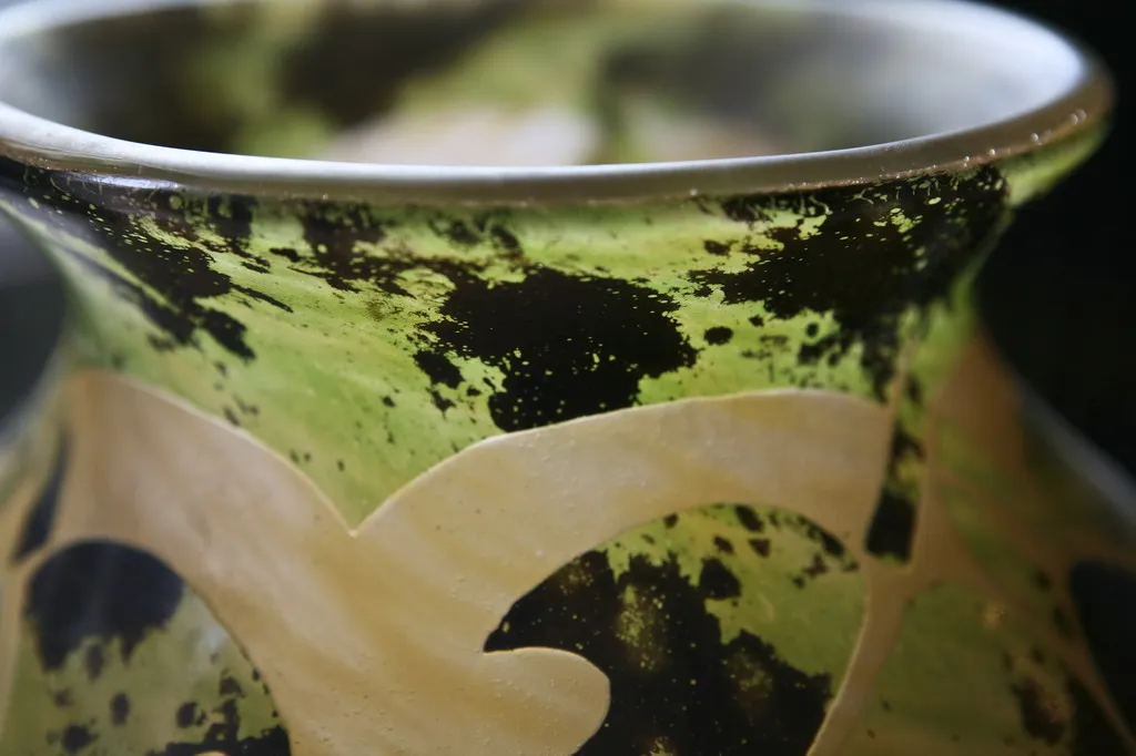 Verre signé Degué avec décoration en verts et noirs