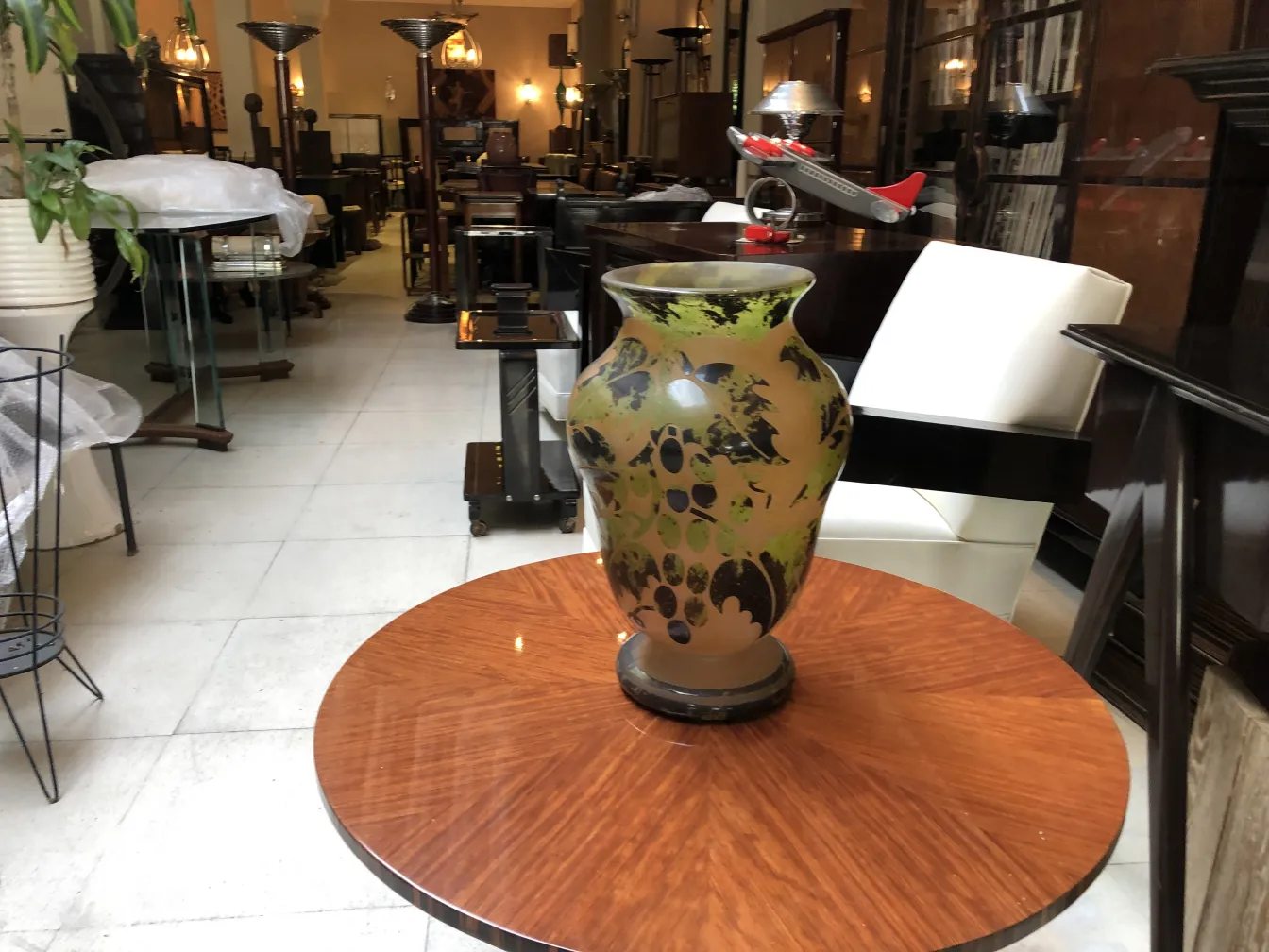 Vase aus signiertem Glas Degué in antikem Umfeld.