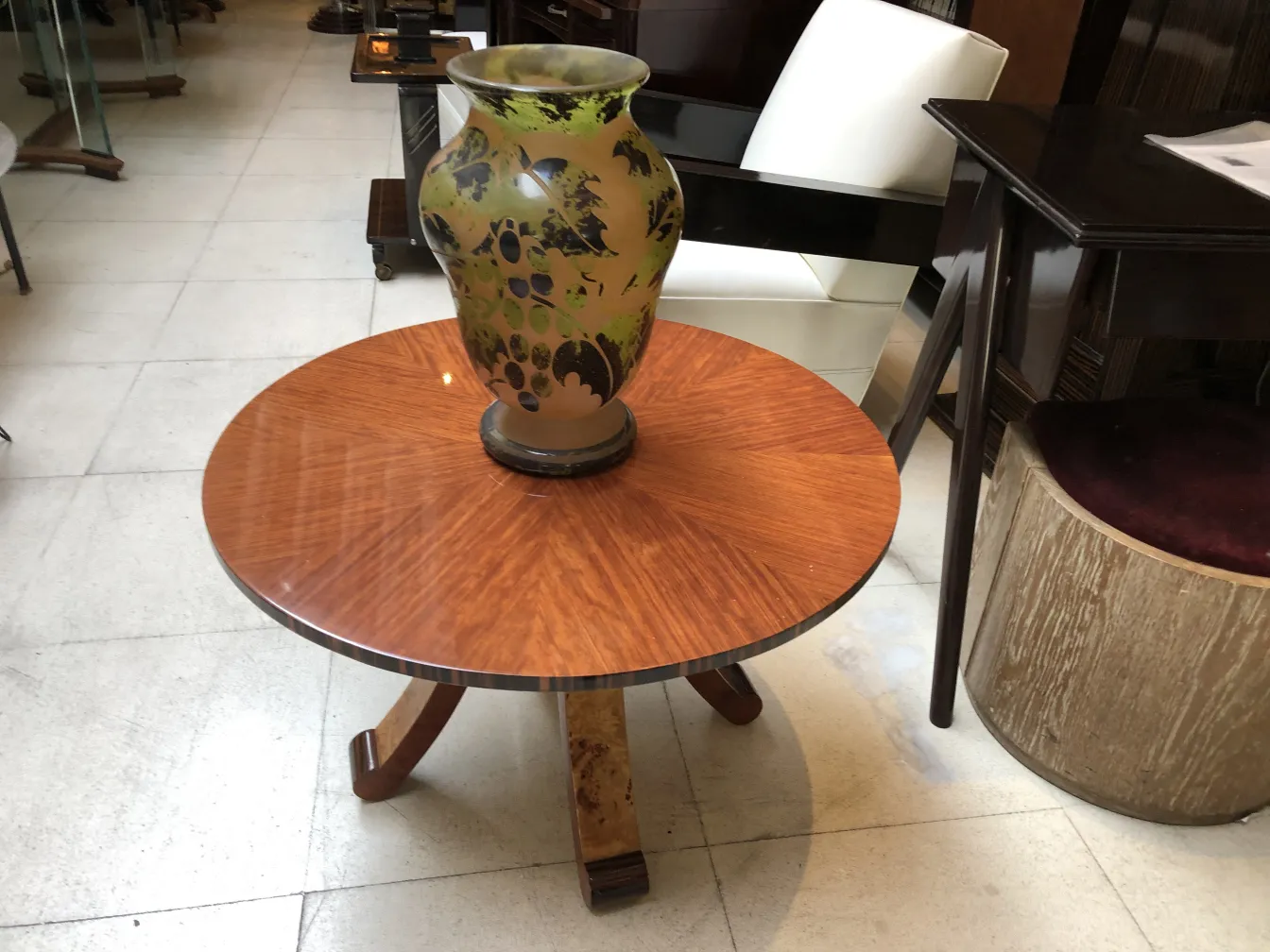 Verre signé ancien Degué avec des couleurs vives et des formes élégantes, sur une table en bois.