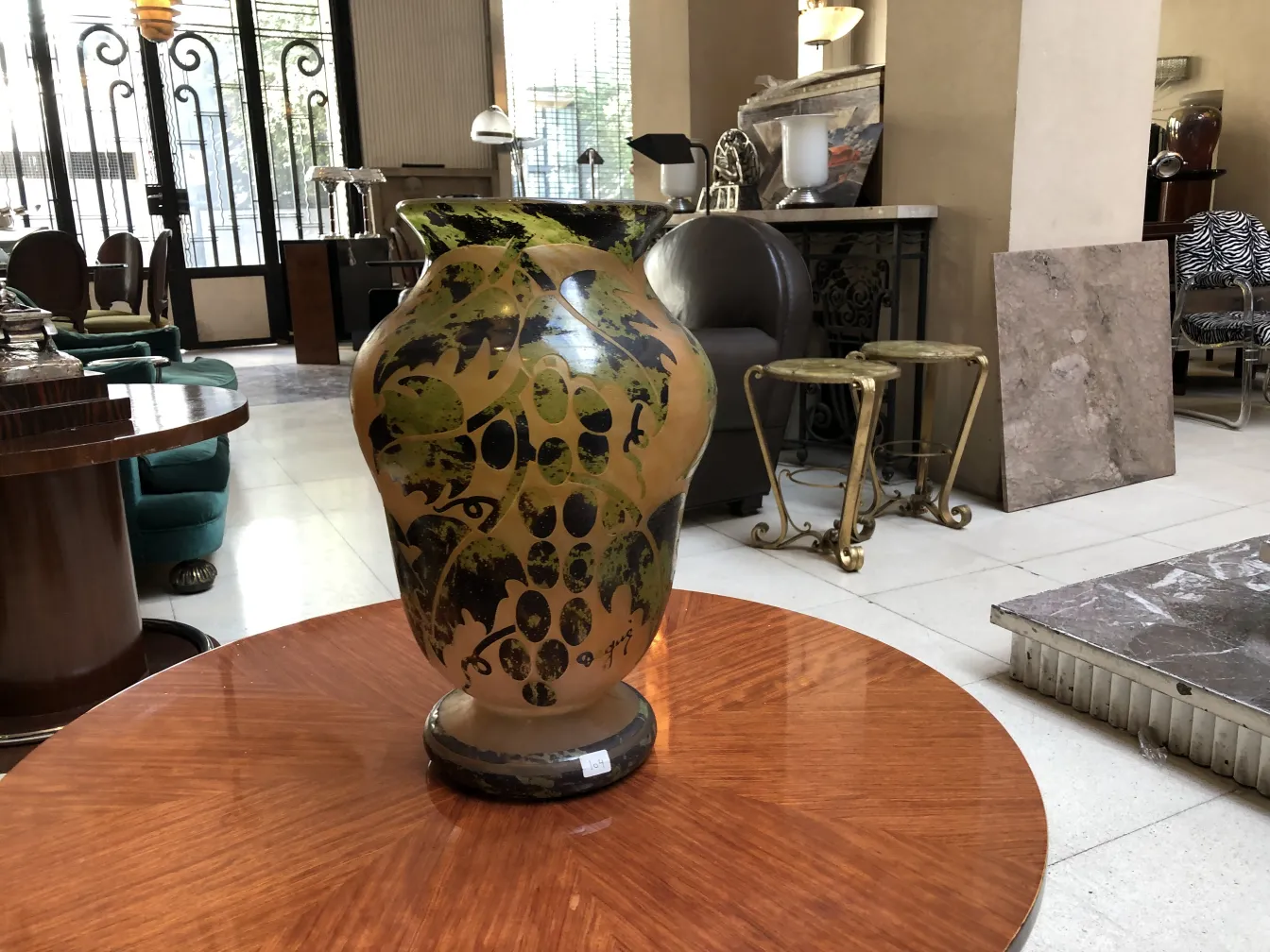 Ancien verre signé Degué avec un design décoratif français dans un cadre élégant.