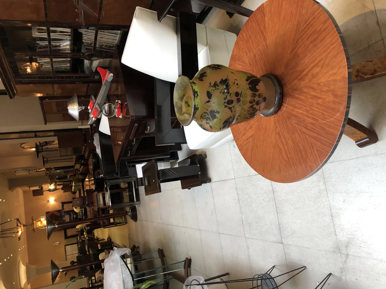 Antiquité verre signé Degué avec décoration florale sur table en bois