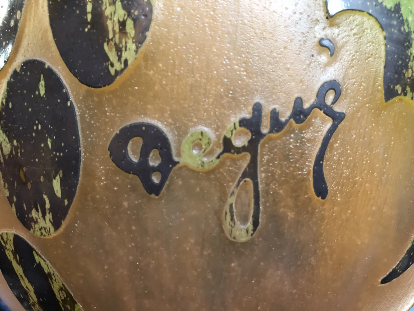 Vetro firmato Degué con dettagli artistici. Antiquariato.