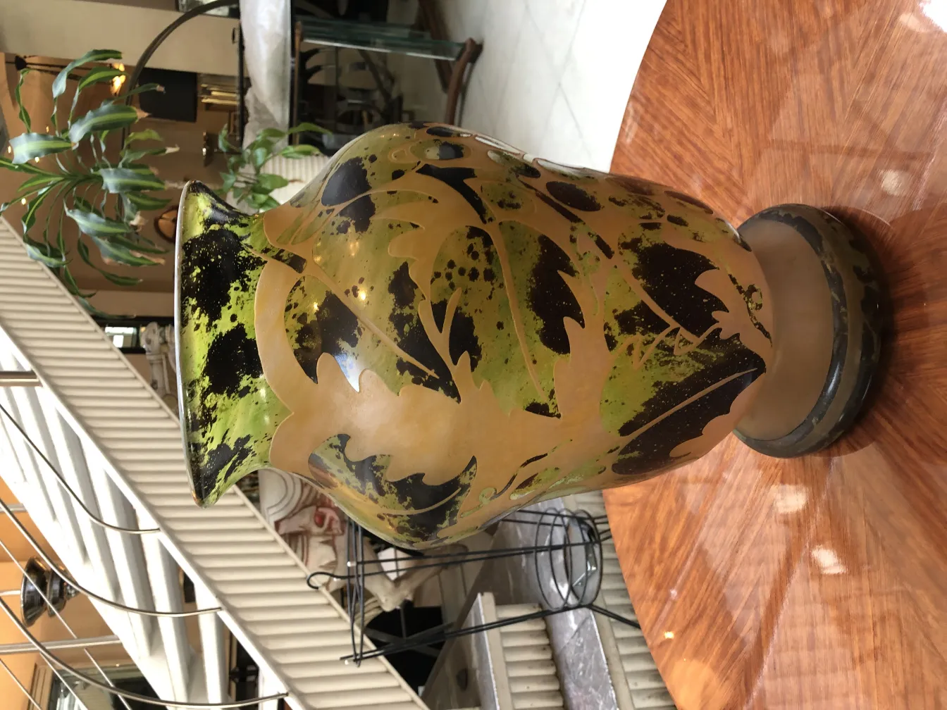 vidro antigo assinado degué com decoração de folhas verdes em um ambiente elegante