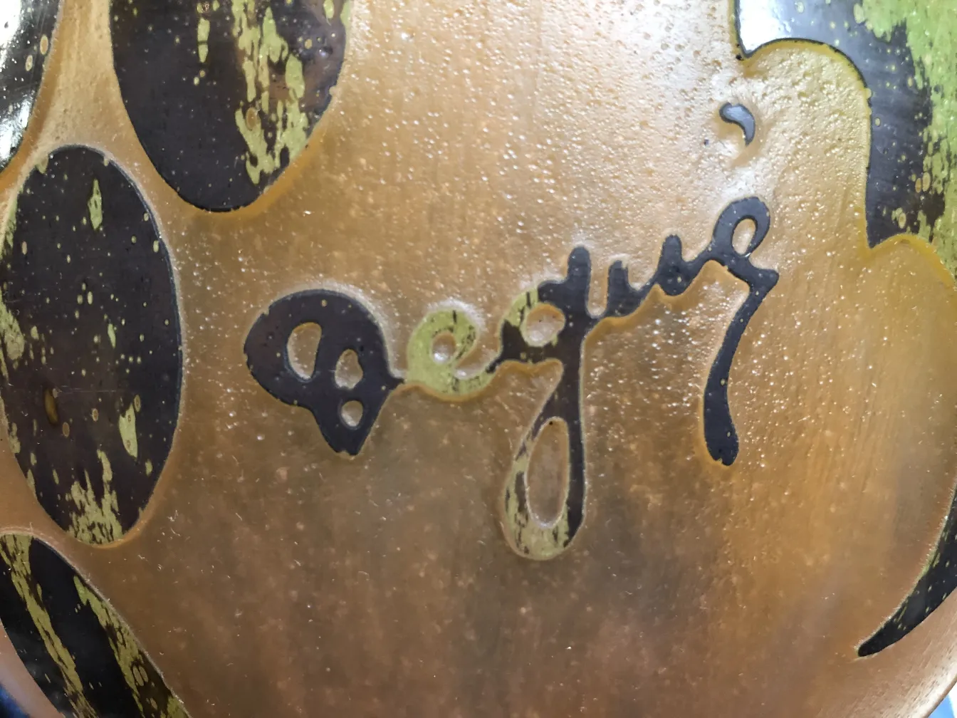 Vidrio antiguo con firma Degué y decoraciones