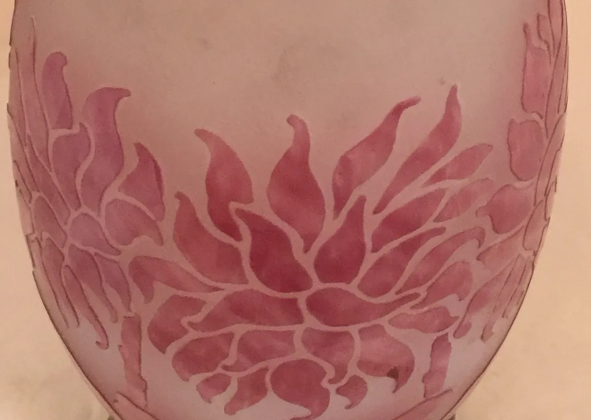 Verre ancien signé Degué avec des décorations florales en tons de rose.