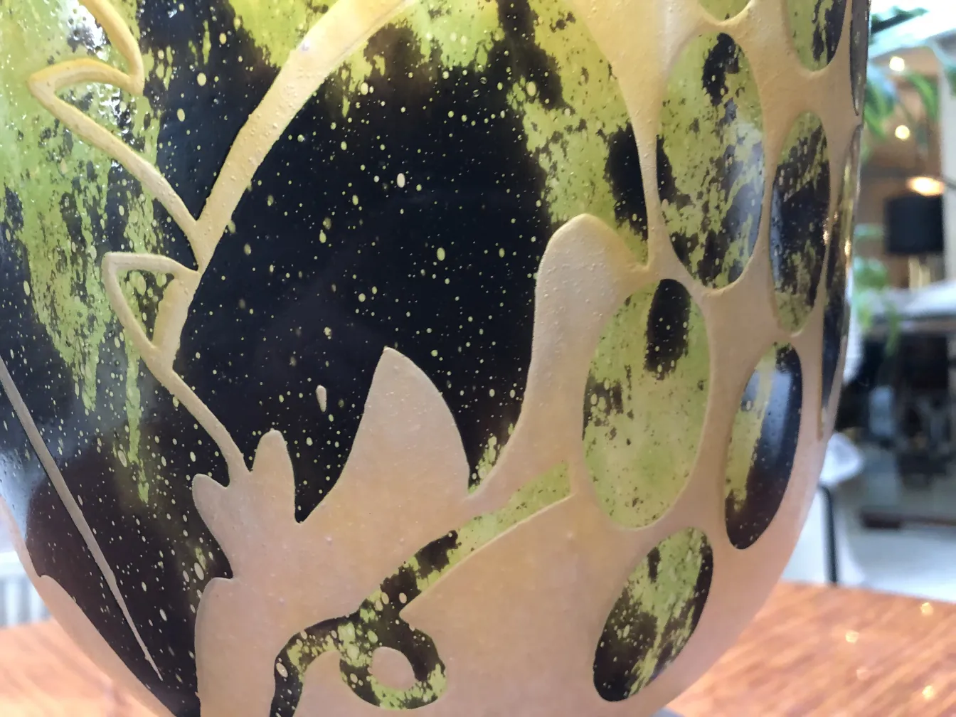 Verre signé Degué avec design décoratif coloré