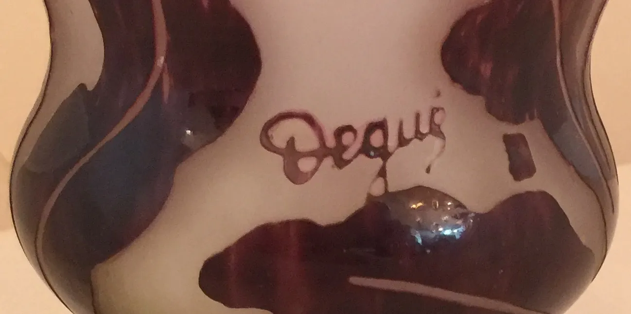 Verre signé Degué avec un design unique, antiquité française.