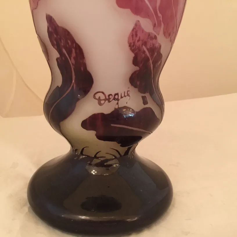 Signiertes Glas Degué mit lila Dekoration und breitem Fuß.