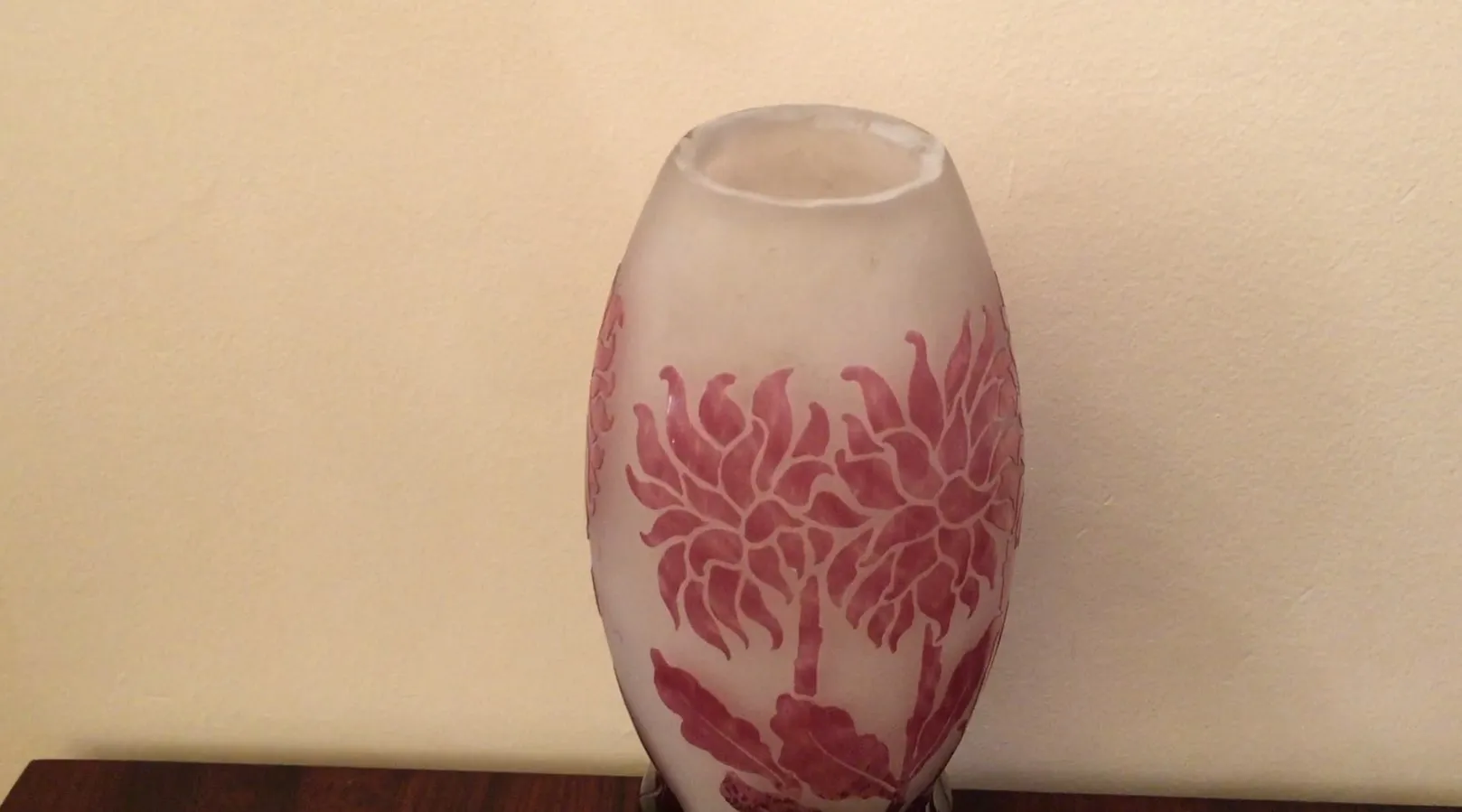 altes Degué-Glas mit rosa Blumenverzierungen