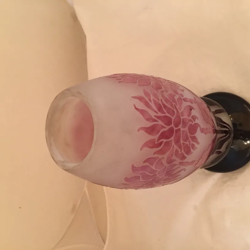 带有花卉图案和黑色底座的花瓶，古董