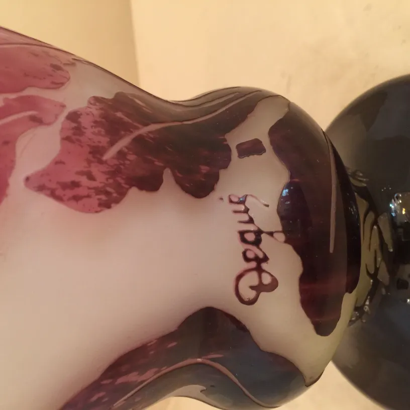 Vidro assinado Degué antigo com detalhes em vermelho e branco