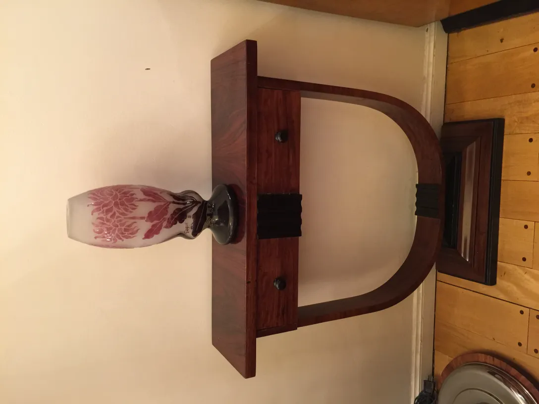 带花卉图案的签名玻璃花瓶Degué放在优雅的桌子上