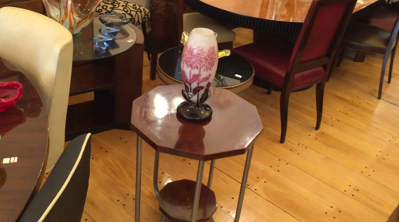 Vidro assinado Degué antigo com design floral em um ambiente elegante