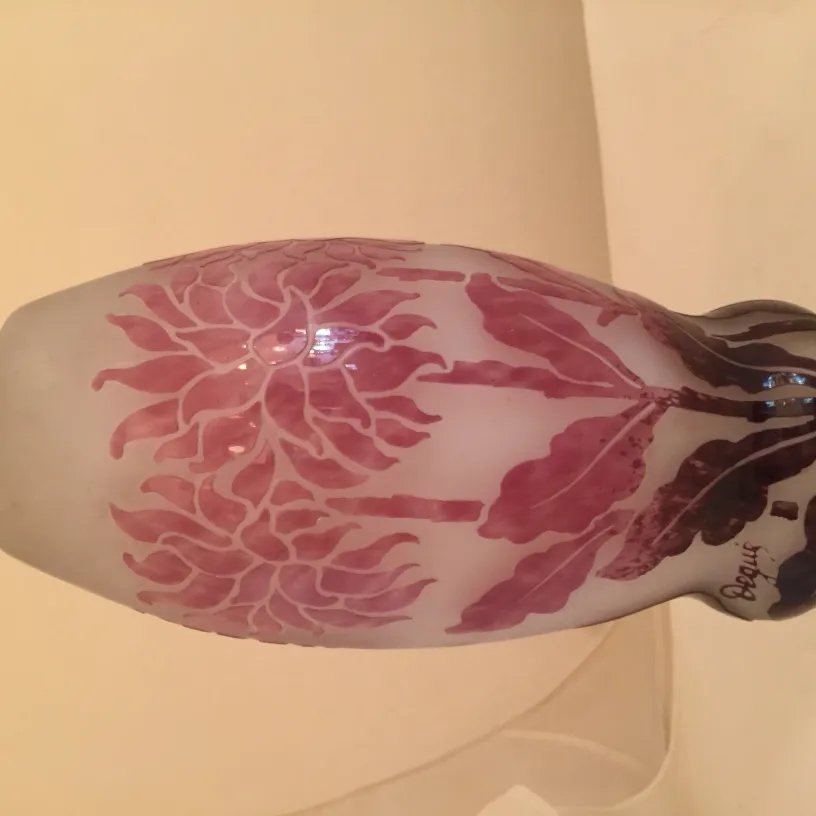 Signiertes Glas Degué mit floralem Design, französische Antike.