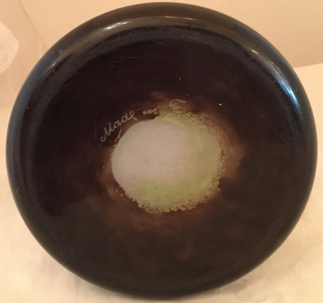 签名玻璃Degué，带有铭文，优雅的展示，深色背景。