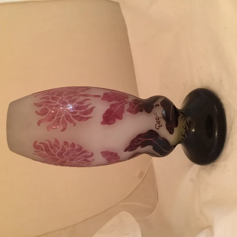 vidro assinado Degué em tons de rosa com design floral em fundo claro