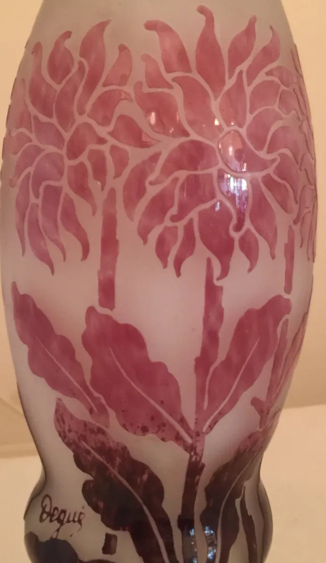 Vidro antigo Degué com desenho em relevo floral e assinatura decorativa.