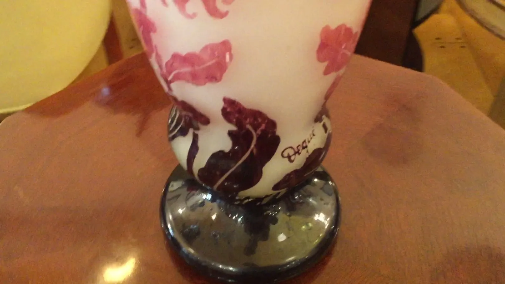 Verre signé Degué avec motif floral en tons rouges