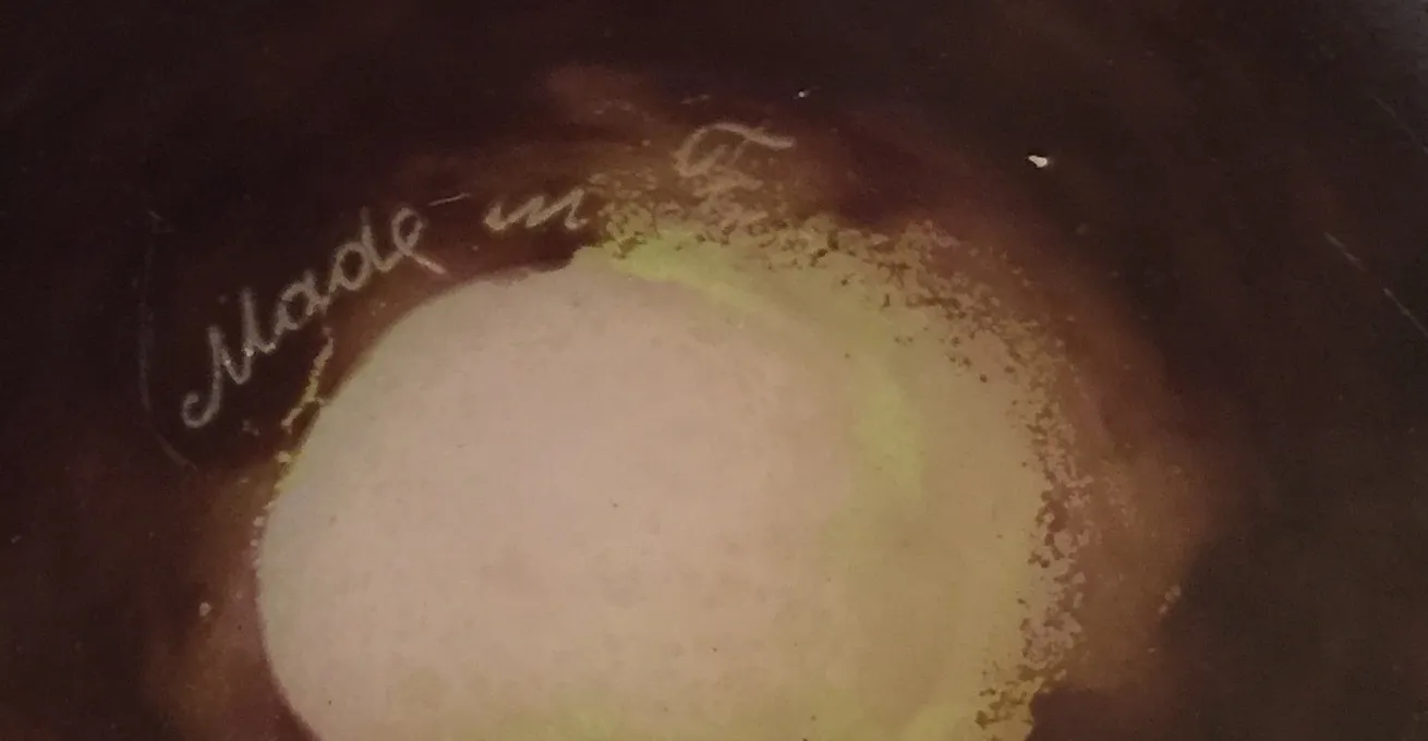 प्राचीन हस्ताक्षरित ग्लास डेग्यू के अंदर दृश्य हस्ताक्षर