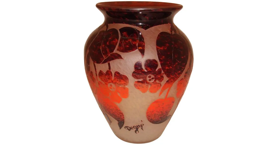 Antiker Vase mit floralem Design, signiert von Degué.