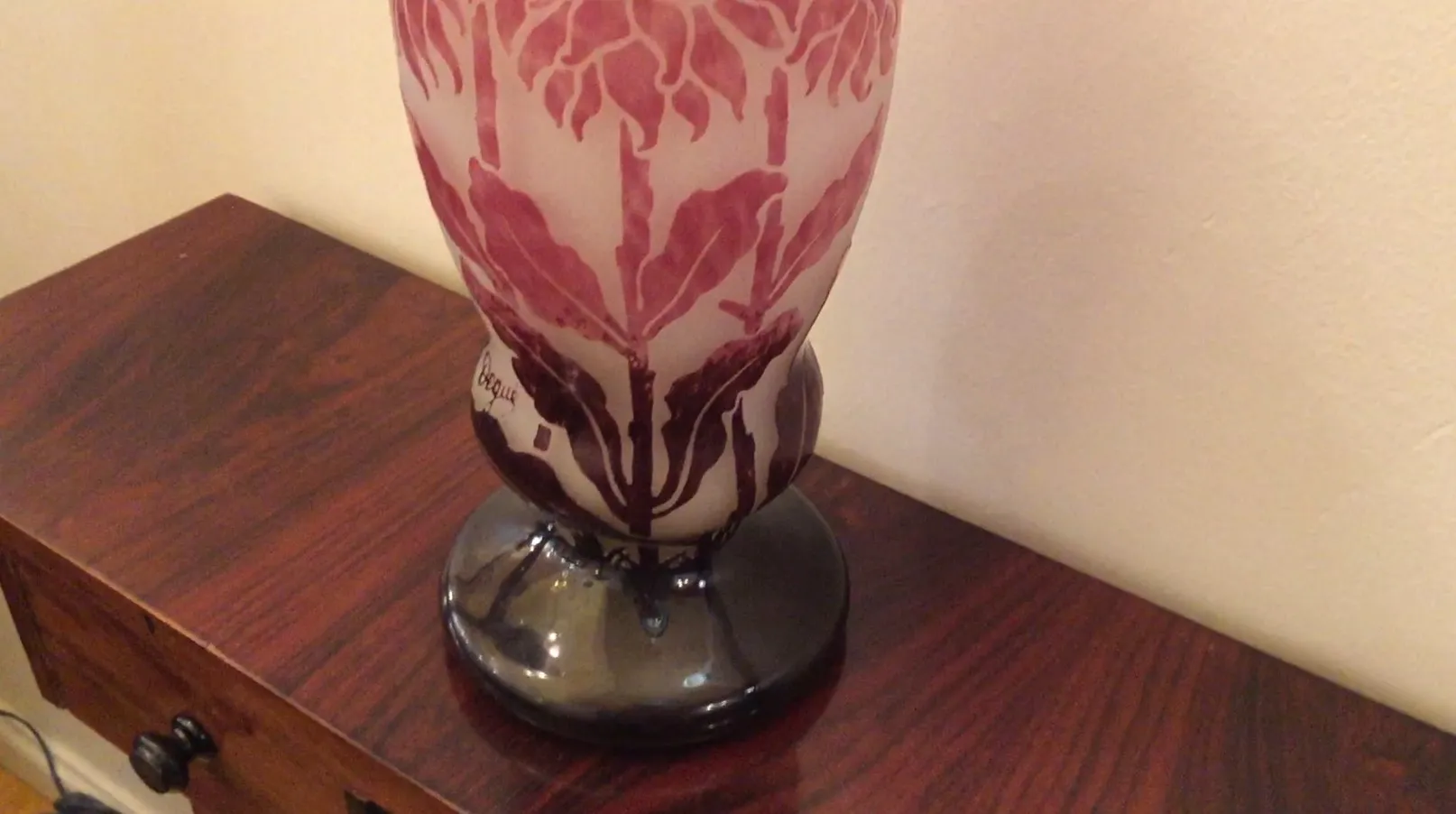 Vidrio antiguo firmado Degué con diseño floral en tonos rojos, pedestal oscuro