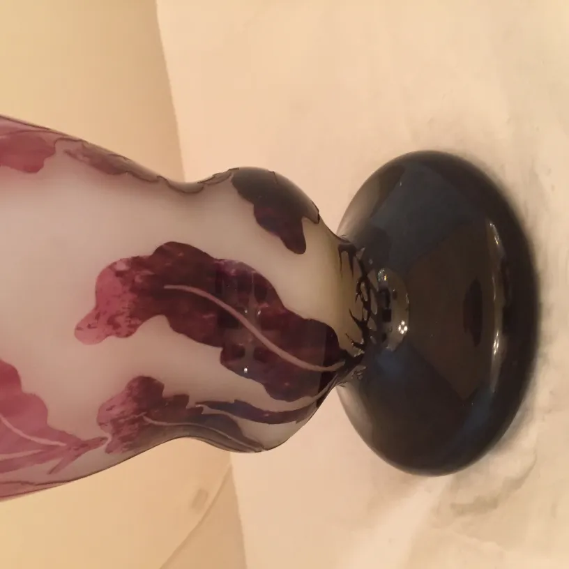 Signiertes Glas Degué mit floralen Mustern in Lila-Tönen