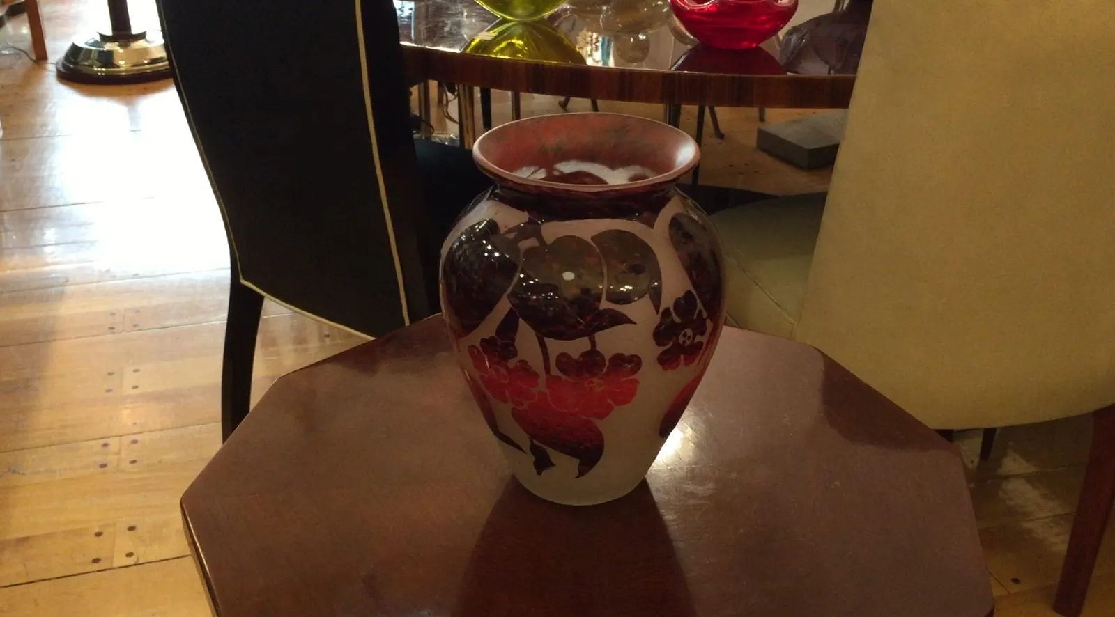 vaso antico in vetro firmato Degué con design floreale su tavolo