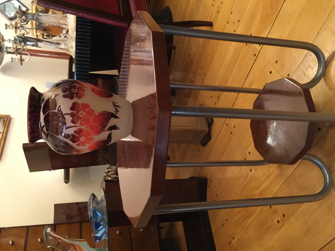 Vaso antico con motivo floreale in vetro firmato con dettagli colorati.