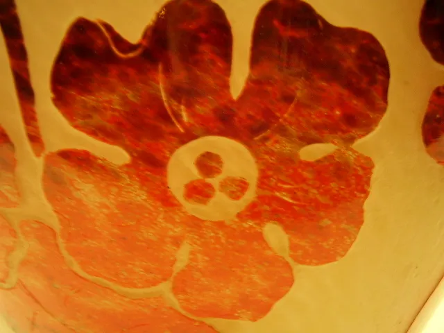 Vetro firmato Degué con design di fiore rosso, antiquariato.