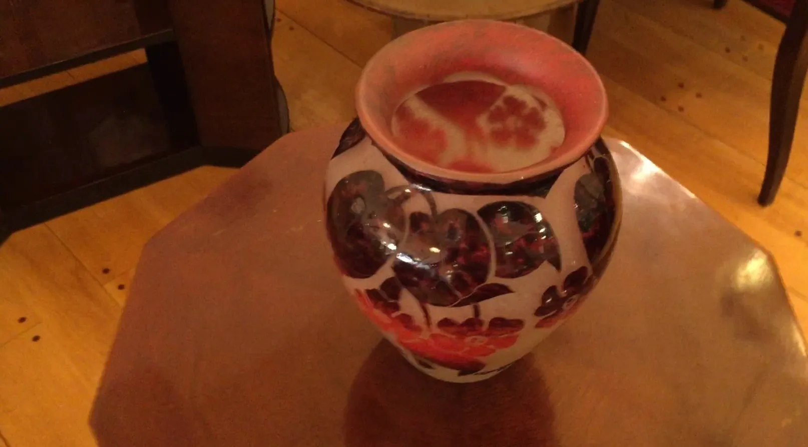 Vaso decorativo antigo com motivos florais