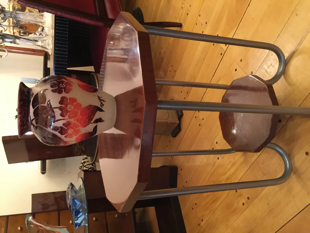 Antike Vase mit floralem Design und sichtbarer Unterschrift