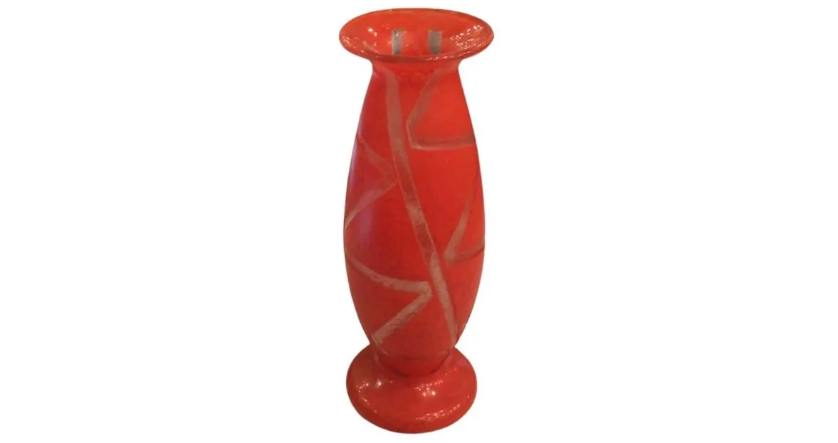vase antico in vetro firmato di colore rosso brillante con design lineare