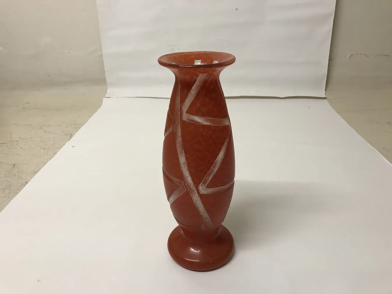 Антикварное изделие с характерным дизайном в signed glass degué.