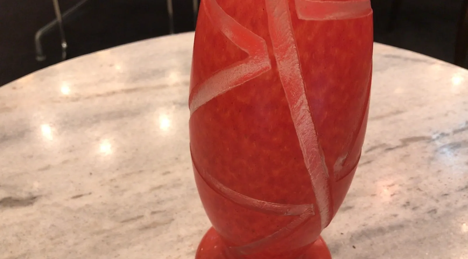 Vaso decorativo in vetro firmato Degué con motivi in rilievo, ambiente classico.