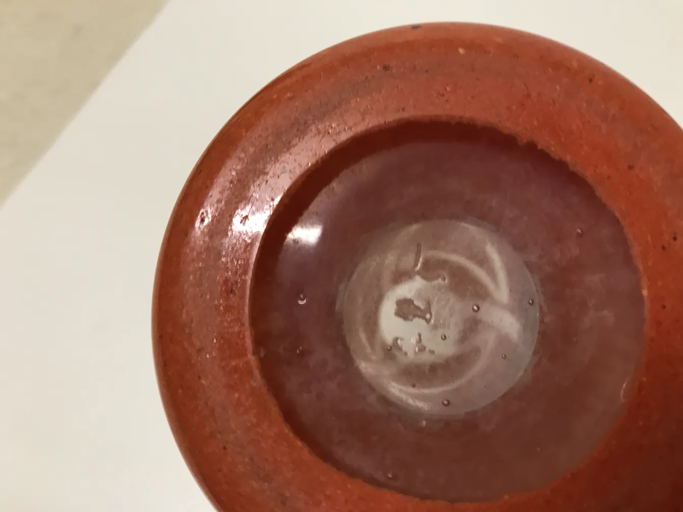 签名的德居玻璃的顶部视图，带气泡