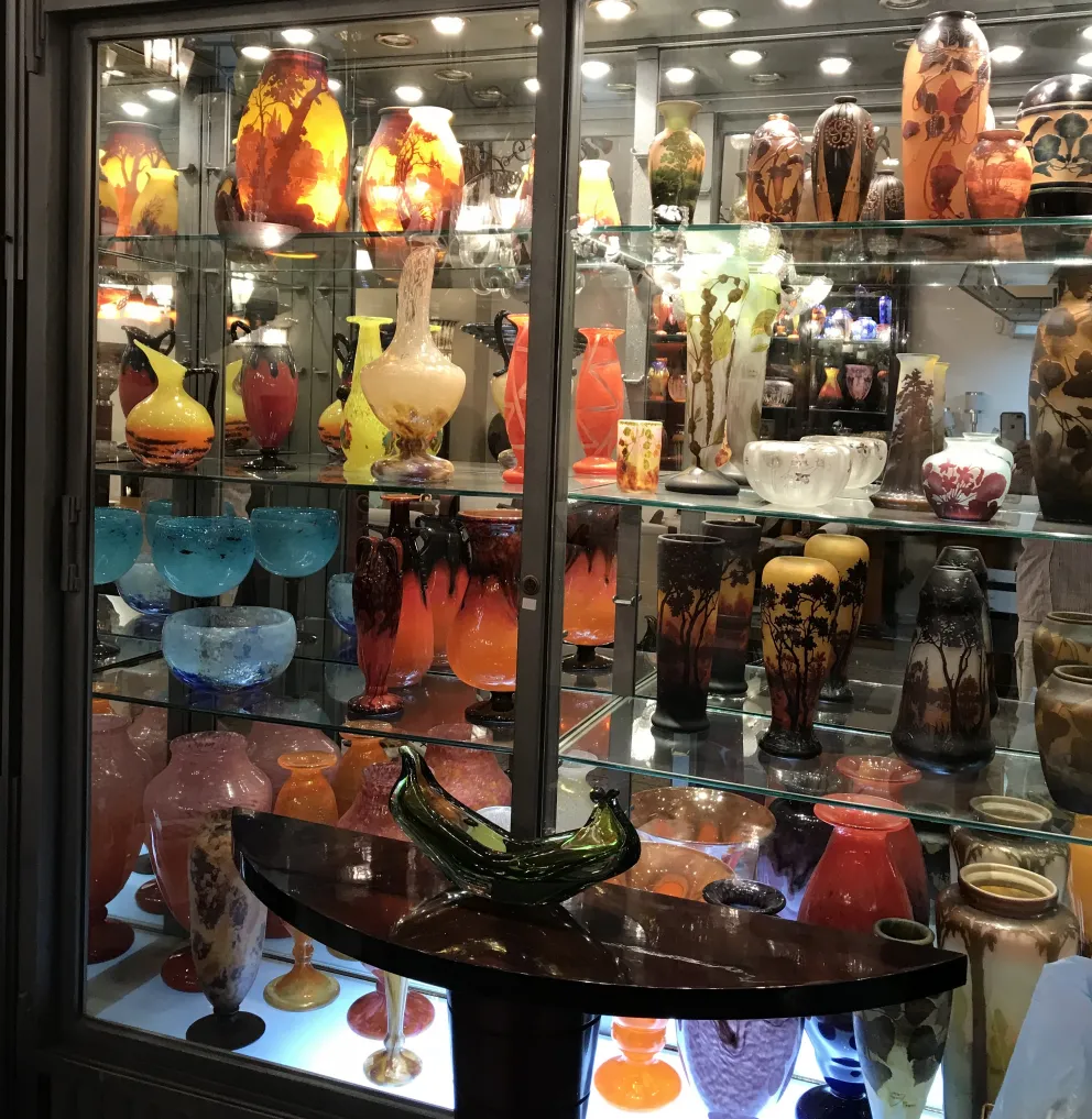 Collezione di vetro firmato Degué antico in esposizione