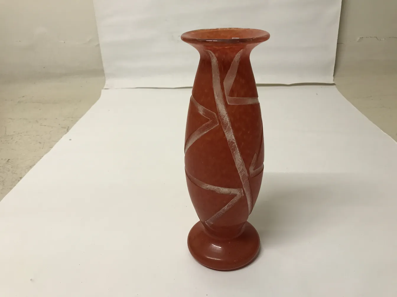 Rote Glasvase von Degué mit elegantem dekorativem Design